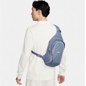 Nike Sportswear
Essentials backpack